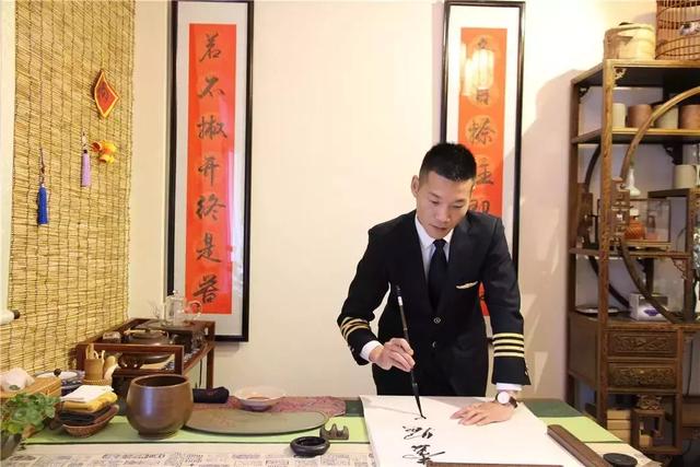 徐州殷召輝最新照片,徐州殷召輝最新照片，小巷深處的味覺奇遇